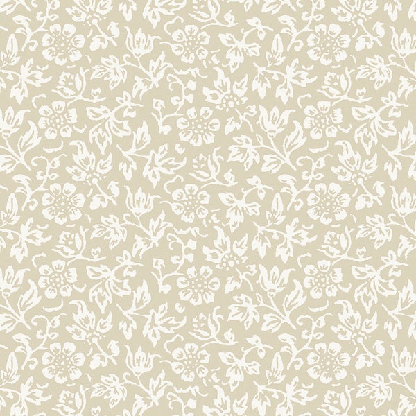 Dekorative Szene mit floral gemusterter Tapete, Garderobe, Strohhut und Weidenkorb