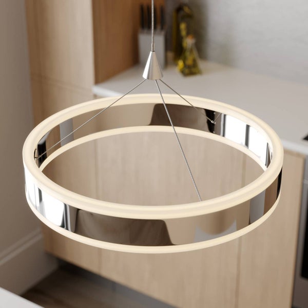 Moderne ringförmige LED-Hängeleuchte aus Chrom in einer hellen Küche.
