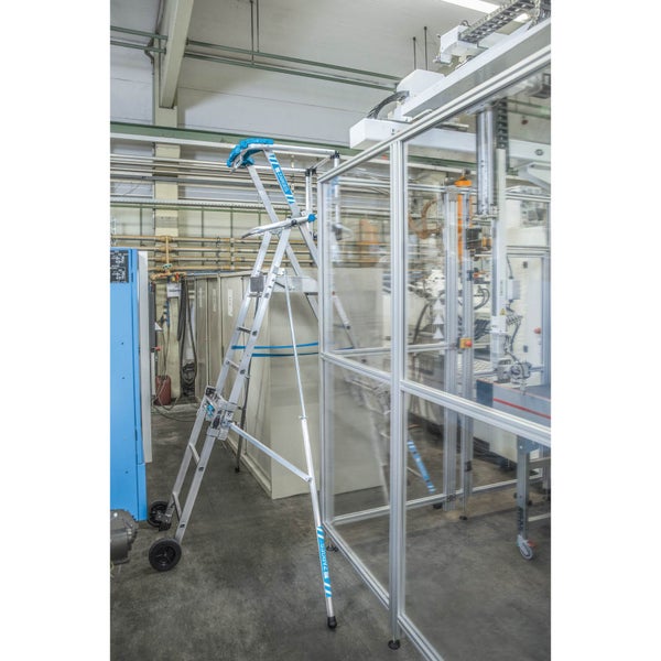 Aluminium Arbeitsbühne mit Rollen im Einsatz