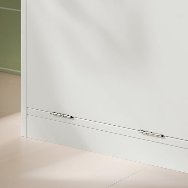 Detailansicht eines weißen Möbelstücks mit Scharnieren