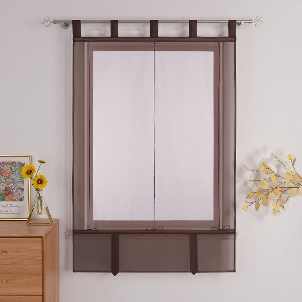 Braunes Flächenvorhang-Panel am Fenster