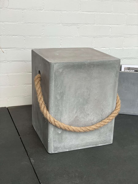 Beton Hocker eckig mit Tau betongrau