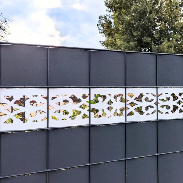 Dekorativer Zaun mit blickdichten und durchbrochenen Elementen für den Garten