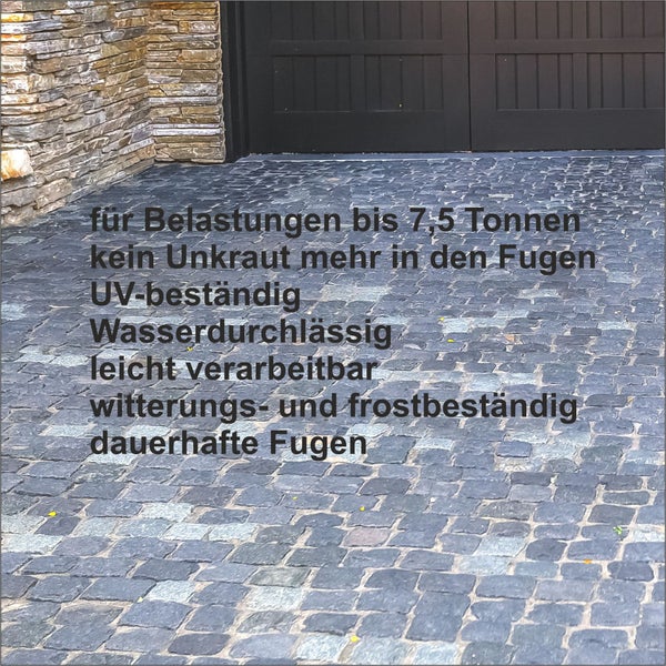 Pflastersteine mit dauerhaften Fugen vor einem Garagentor, belastbar bis 7,5 Tonnen, wasserdurchlässig und frostbeständig.