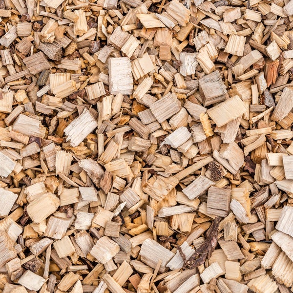 Holzhackschnitzel für Garten und Beet aus naturbelassenem Holz zur Bodenabdeckung.