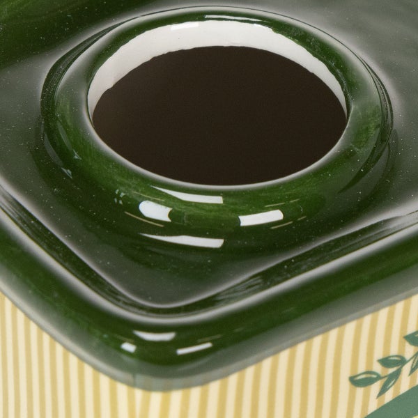 Detailansicht einer Keramikflasche für Öl, Fokus auf die Öffnung