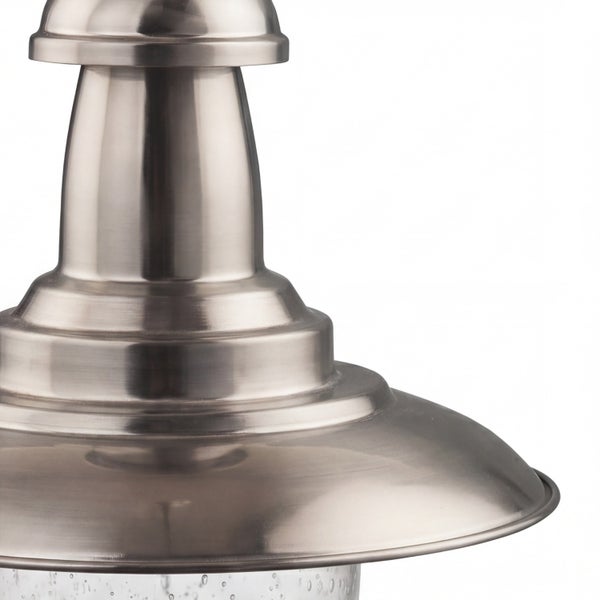 Detail einer Außenleuchte aus gebürstetem Metall mit gewölbtem Schirm.