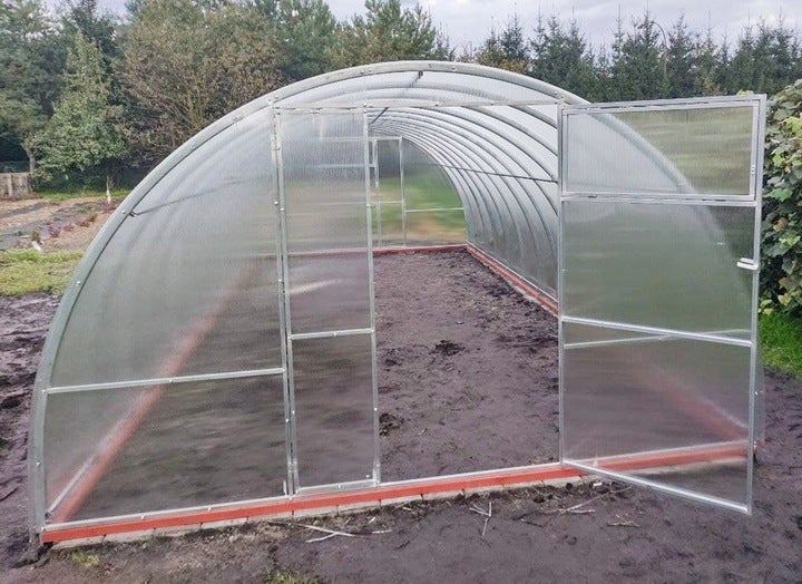 Gewächshaus mit Polycarbonatplatten und offener Tür