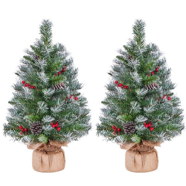 Vier dekorative Weihnachtsbäume mit Schnee, Zapfen und Jute-Sockel.