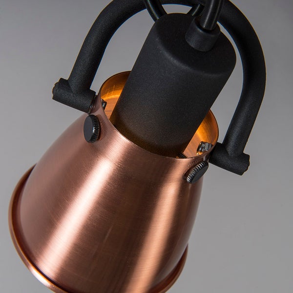 Detailaufnahme einer Kupferleuchte mit schwarzem Halterungssystem