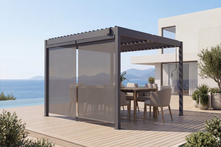 Moderne Lamellenüberdachung aus Metall mit Seitenrollos auf einer hellen Holzterrasse mit Esstisch, Stühlen und Meerblick.