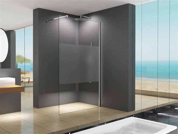 Moderne Badezimmerszene mit Duschkabine aus Glas, Badewanne und Meerblick