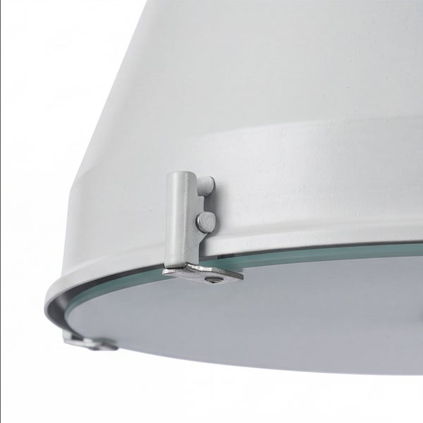 Detailaufnahme einer Pendelleuchte mit Metallschirm, Glasdiffusor und Halteklammer aus Metall.