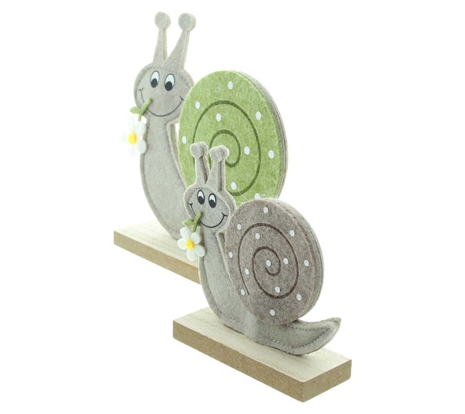 Dekorative Schneckenfiguren aus Filz mit Blumen auf einem Holzsockel, Gartendekoration