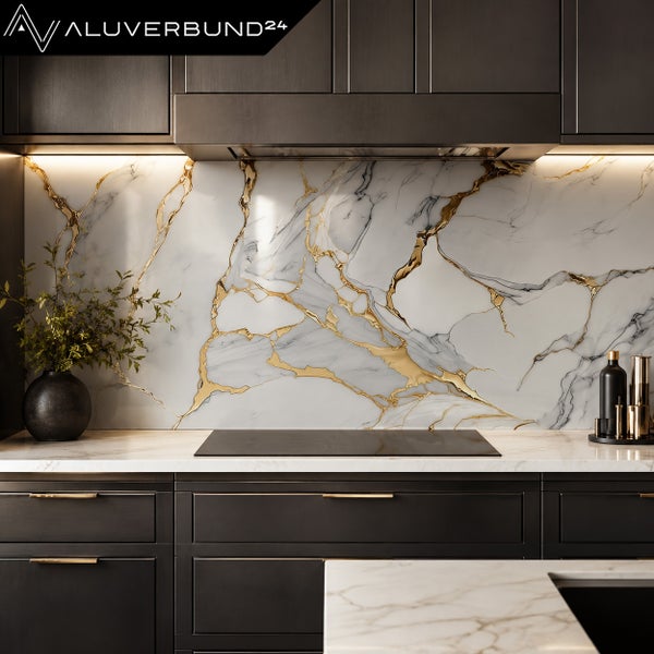 Küchenrückwand aus Aluverbund im Marmor-Design mit goldfarbenen Adern, montiert in einer modernen dunklen Küche über dem Kochfeld.