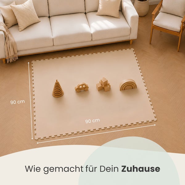 Quadratische Spielmatte für Kinder mit 90 mal 90 Zentimeter Maßen auf einem Parkettboden vor einem Sofa mit Holzspielzeug darauf.