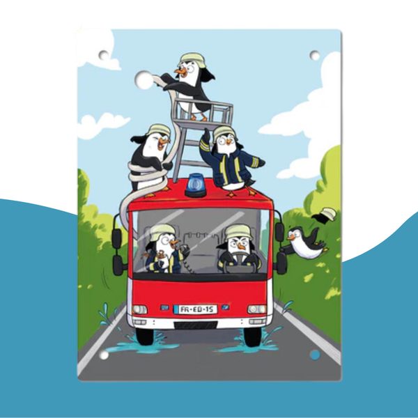 Dekoratives Metallschild mit Illustration von Pinguinen als Feuerwehrleute auf einem Feuerwehrauto für Kinderzimmer.