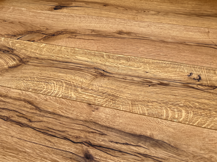 Holzdielen mit natürlicher Maserung, Astlöchern und Rissen in Eichenoptik für Boden oder Wand.