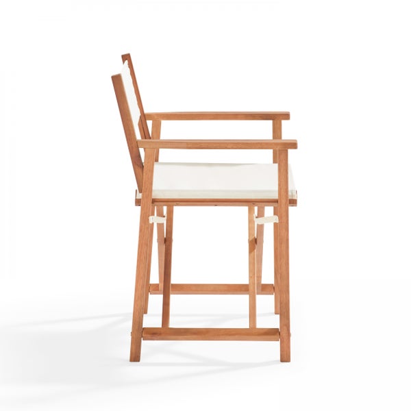 Hoher Regiestuhl aus Holz mit weißem Stoffbezug und Armlehnen, Seitenansicht.