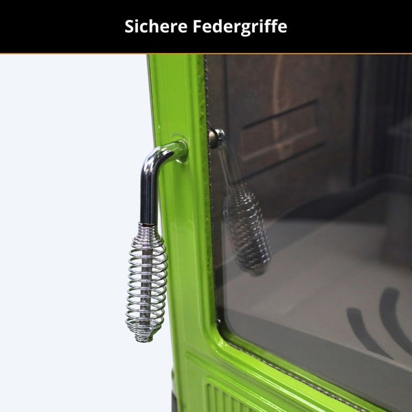 Detailansicht eines sicheren Federgriffs aus Metall an einer grünen Ofentür.
