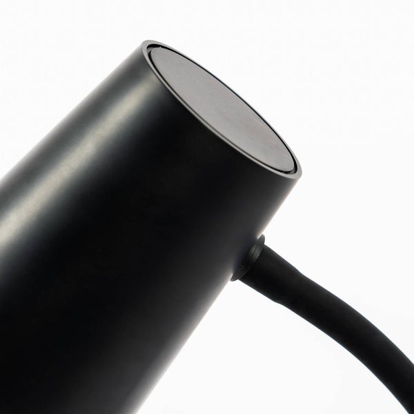 Nahaufnahme eines schwarzen, zylindrischen Lampenkopfs mit flexiblem Arm.