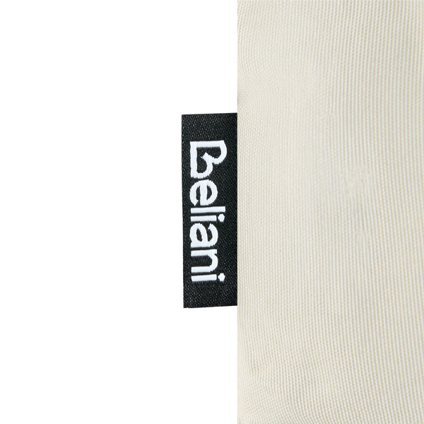 Detailansicht eines Kissenbezugs aus Textil mit angenähtem Beliani Logo Etikett