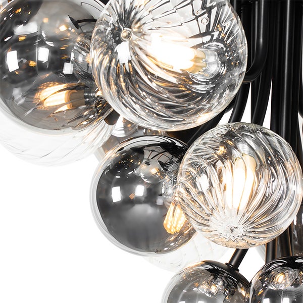 Detailaufnahme einer Lampe mit Kugelglaslampenschirmen und schwarzem Gestell