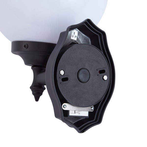 Detailansicht der Montageplatte einer schwarzen Außenwandleuchte mit weißem Kugelschirm und Montagehinweis.