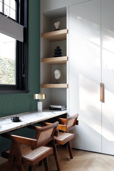 Helles Arbeitszimmer mit Schreibtisch, Stühlen und Regalen