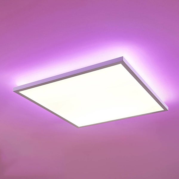 Quadratisches LED Panel mit weißem Licht und violettem Hintergrundlicht an der Decke.