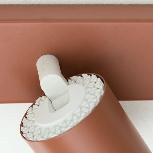 Heizungsrohrisolierung mit Halterung zur Rohrbefestigung