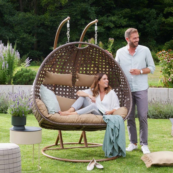 Home Deluxe - Hängesessel TWIN - Braun, Höhe 200 cm - inkl. Gestell, Sitz- und Rückenkissen I Polyrattan Hängestuhl Gartenschaukel Hängekorb