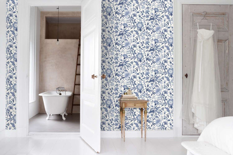 Wohnraum mit Vliestapete mit florales Muster in einem klassischen Einrichtungsstil mit freistehender Badewanne im Hintergrund.