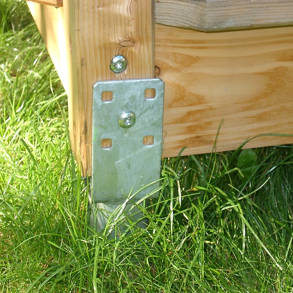 Bodenhülse aus verzinktem Stahl zur stabilen Befestigung einer Holzkonstruktion im Rasen mit Schrauben montiert.