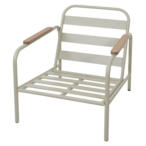 Metallstuhl mit Holzarmlehnen für den Außenbereich