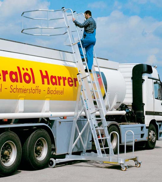 Mobile Tankwagenleiter mit Mann auf der Leiter vor Tankwagen