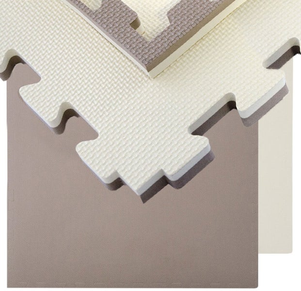 Stapelbare Puzzlematten aus Schaumstoff mit strukturierter Oberfläche zur Bodenverlegung.