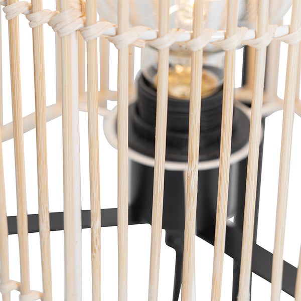 Detailansicht einer Tischleuchte mit Lampenschirm aus Rattan
