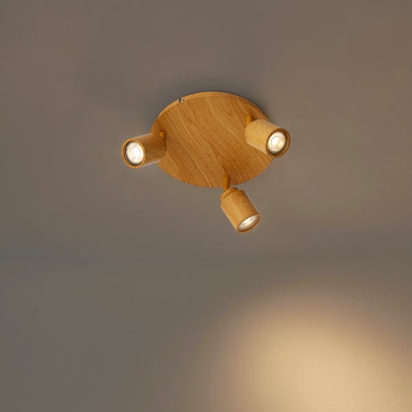 Deckenstrahler mit drei verstellbaren Leuchtenköpfen aus Holz in runder Form für eine gezielte Beleuchtung