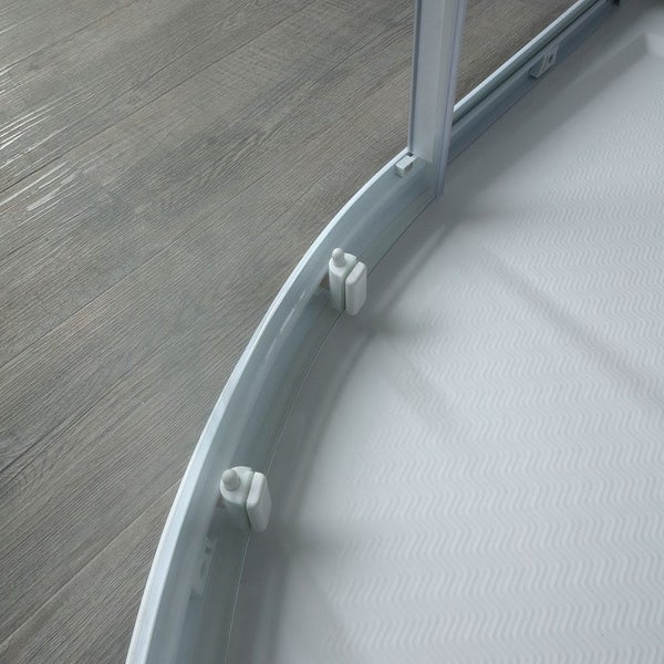 Detailansicht einer Duschwanne mit geriffelter Oberfläche und Kunststoffbefestigungen