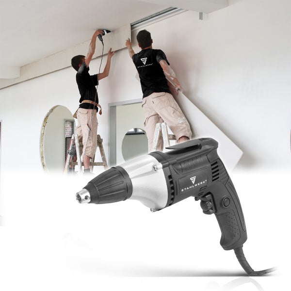 Elektroschrauber mit zwei Handwerkern bei Trockenbauarbeiten