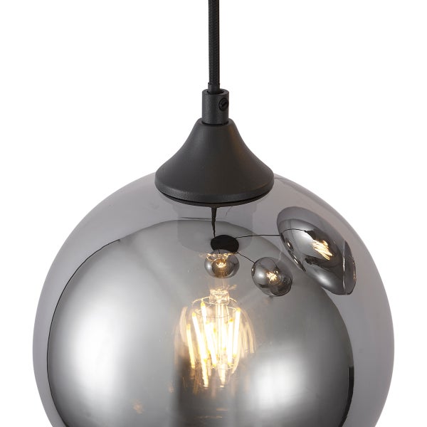 Moderne Pendelleuchte mit einer kugelförmigen Lampe aus spiegelndem Glas und einem schwarzen Fassungselement.