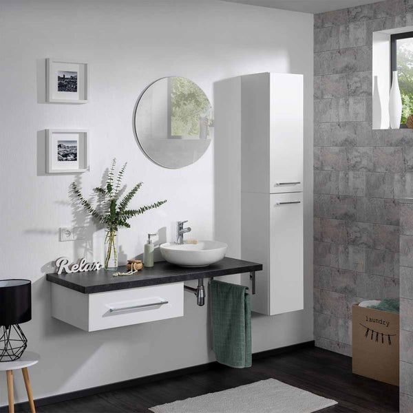 Modernes Badezimmer mit Waschbecken, Spiegelschrank und Wäschekorb