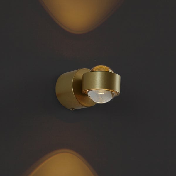 Goldene Wandleuchte mit runder Glasabdeckung