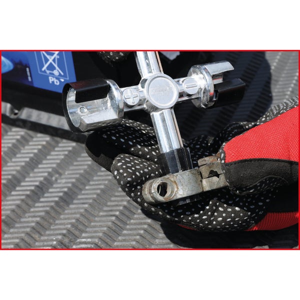 Batterieklemmen-Werkzeug mit Batterie im Hintergrund