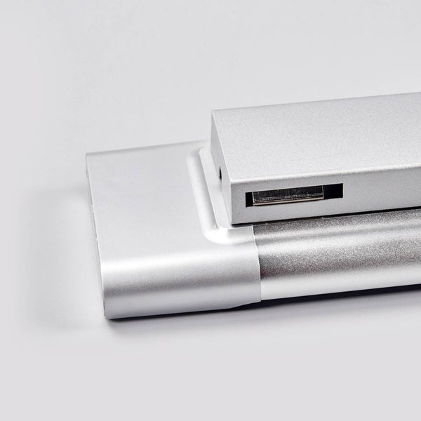 Nahaufnahme einer silbernen Gleitschiene aus Metall für einen Türschließer.