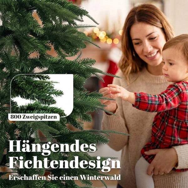 Frau mit Kind schmückt einen künstlichen Weihnachtsbaum mit 800 Zweigspitzen im hängenden Fichtendesign für eine weihnachtliche Atmosphäre.
