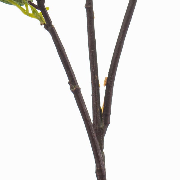 Künstlicher Zitronenbaum mit gelben Zitronen und grünen Blättern an einem strukturierten Stamm