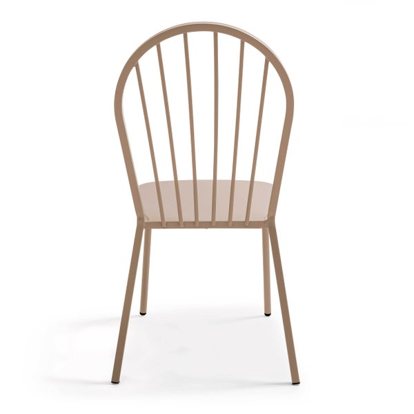 Moderner Stapelstuhl aus Kunststoff mit vertikalen Streben an Rückenlehne und Sitzfläche.