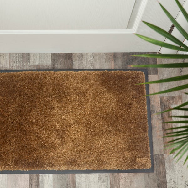 Fußmatte aus Faser mit Einfassung vor einer Tür